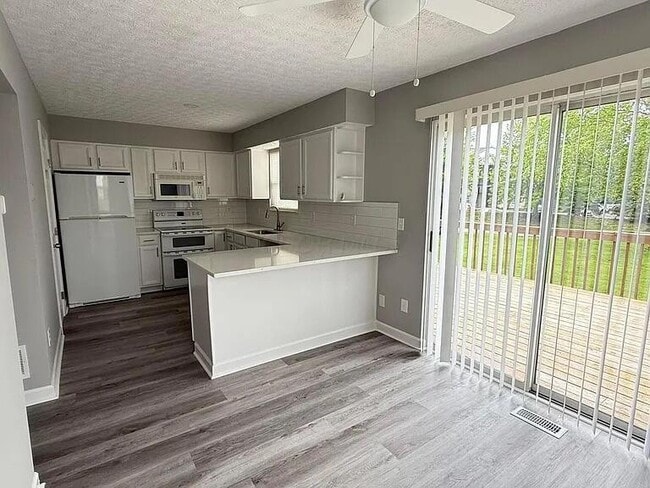 Building Photo - 904 Charleston Way Dr