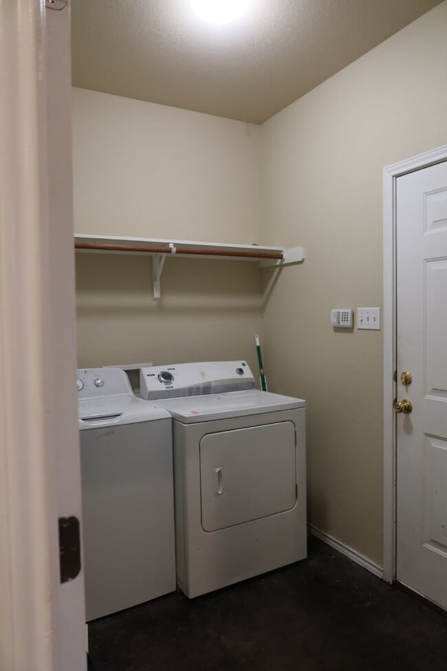 Building Photo - Now Pre-Leasing for Fall 2026–Spring 2027!