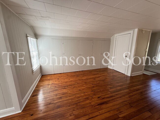 Building Photo - Charming 2BR Home Near Silas Creek Pkwy with Hardwood Floors & Carport