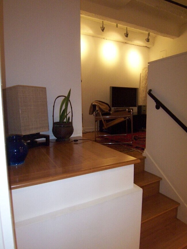 Building Photo - Centrally Located Elegant Designer-Chic 1B...