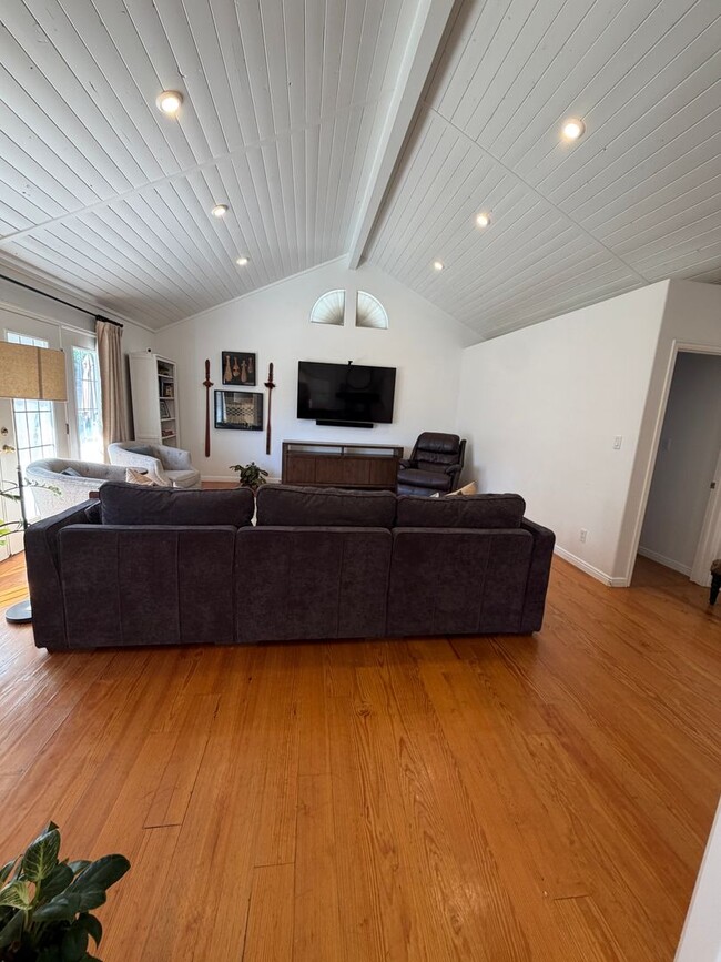 Building Photo - Beautiful 4 bedroom, 3 bathroom Home with a pool!!