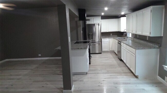 Building Photo - 7366 Meadowbrook Dr