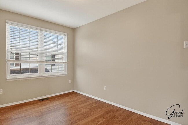 Building Photo - $1550 2 bedroom town house