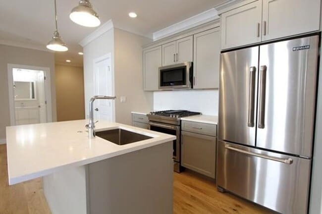 Building Photo - Room Available in Modern 2BR Condo – Jeffr...
