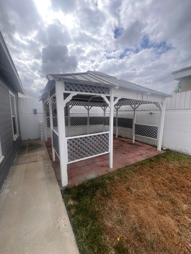 Building Photo - Beautiful 3 Bed / 2 Bath Home with Detached Bonus Space
