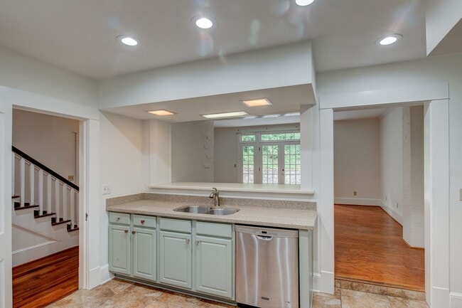 Building Photo - Executive 3/3 House in College Heights- $2,795