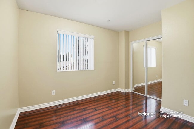 Building Photo - 1614 W 39th Pl