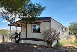 Building Photo - SPACIOUS THREE BEDROOM