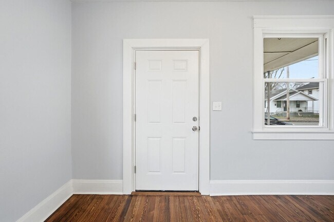 Building Photo - Three Bedroom Home in Hamilton!