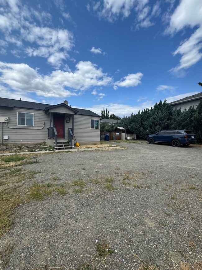 Primary Photo - PET FRIENDLY FULLY FENCED