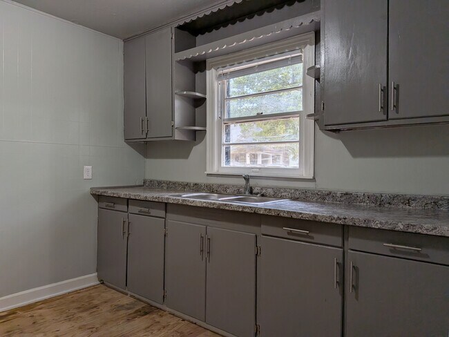 Building Photo - 331 G St NE
