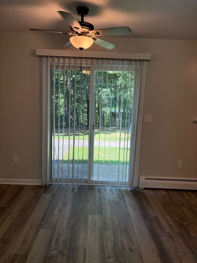 Building Photo - 2 Bedroom Townhouse Apartment