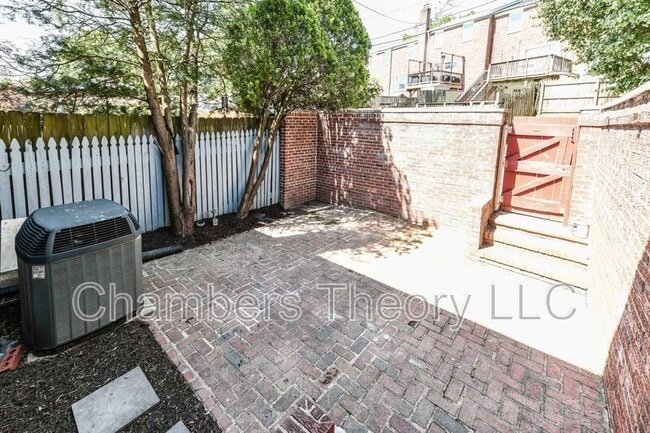 Building Photo - 3016 Mt Vernon Ave