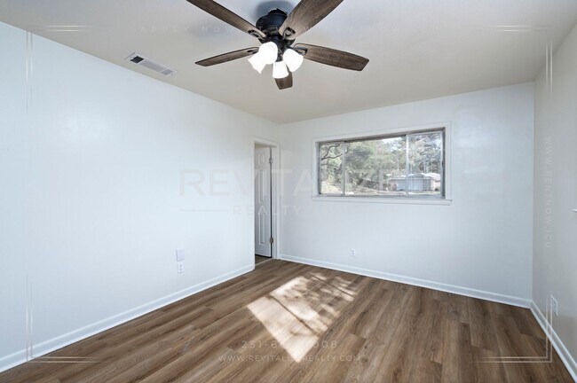 Building Photo - HALF-DEPOSIT SPECIAL! Spacious 4-Bed 2-Bath Brick Home in West Mobile