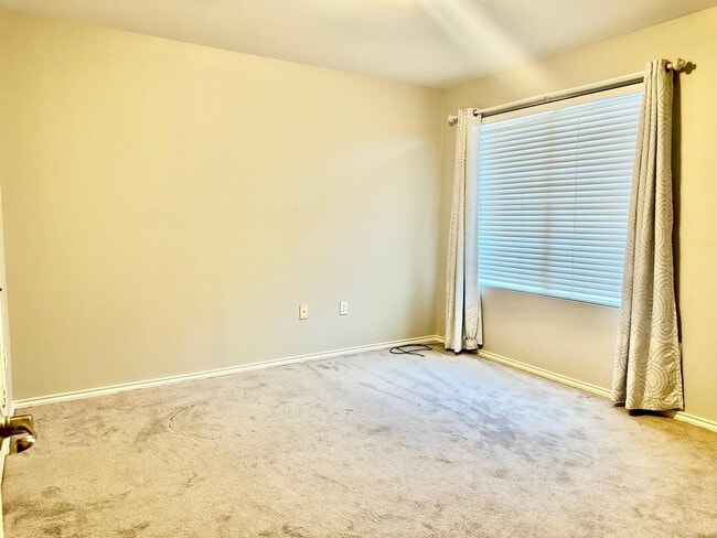 Building Photo - 9310 Albany Dr