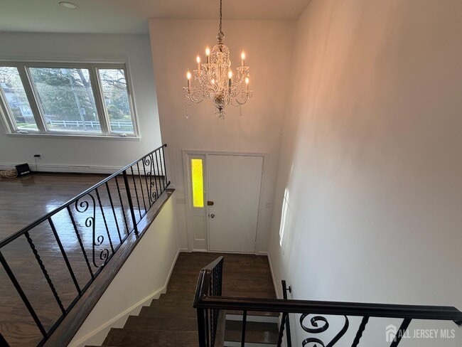 Building Photo - 2460 Woodbridge Ave