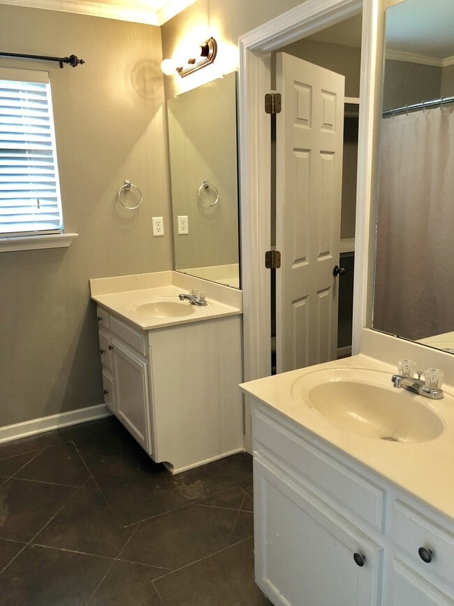 Building Photo - 3 br 2 ba house near park on Dead-end stre...