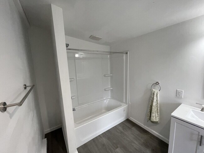 Building Photo - 252 River Rd