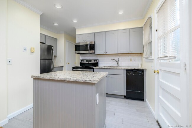 Building Photo - 922 Shippan Ave