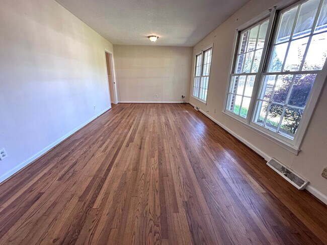 Building Photo - 3 Bedrooms, 2 Bathrooms - House in Armuchee!