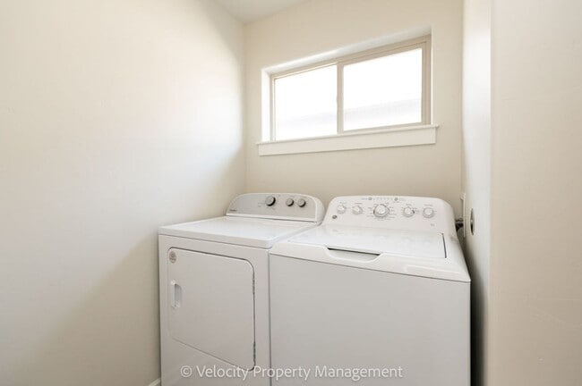 Building Photo - Lovely 3 bedroom, 2.5 bathroom home plus a...