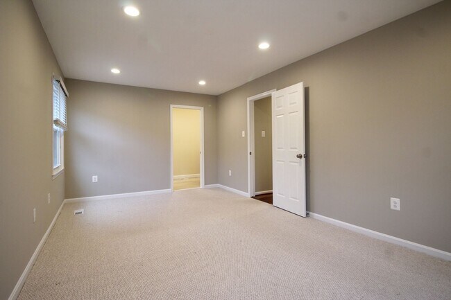 Building Photo - Large 4BR/3B Brick Home