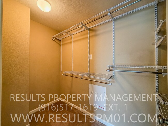 Building Photo - Lovely Courtyard Home 3 Bedroom w Bonus Rm