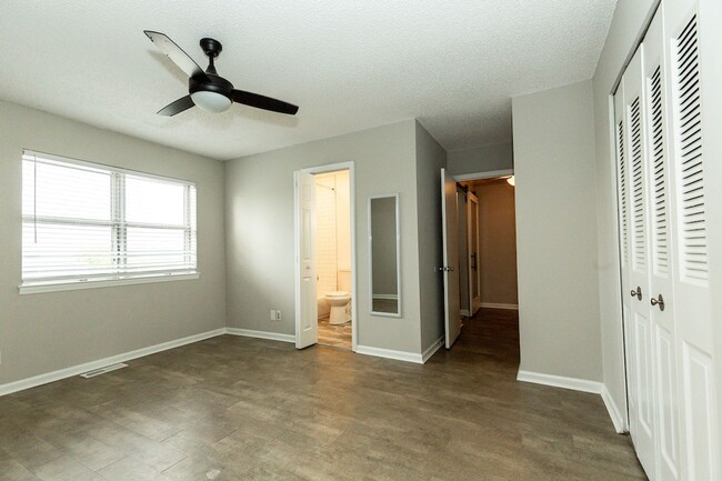 Building Photo - 3 bed, 2.5 bath Townhome, Amazing New Deck...