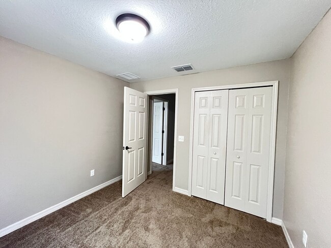 Building Photo - INCREDIBLE 3 Bedroom, 2 Bathroom Home in Ocala!!