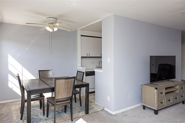 Building Photo - 84-39 153rd Ave