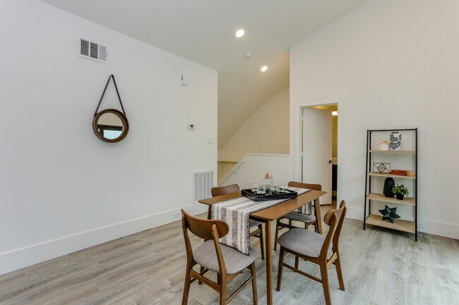 Building Photo - 3404 Saltus St