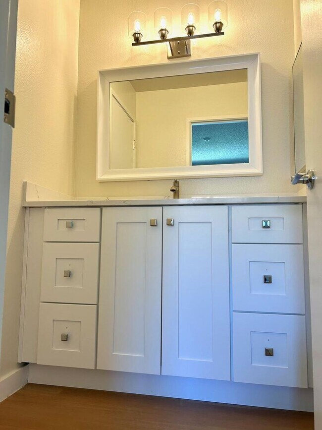 Building Photo - Brand-New, Fully Renovated 3 Bd / 1.5 Bth ...