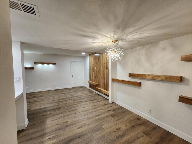 Building Photo - 4981 River Glen Dr