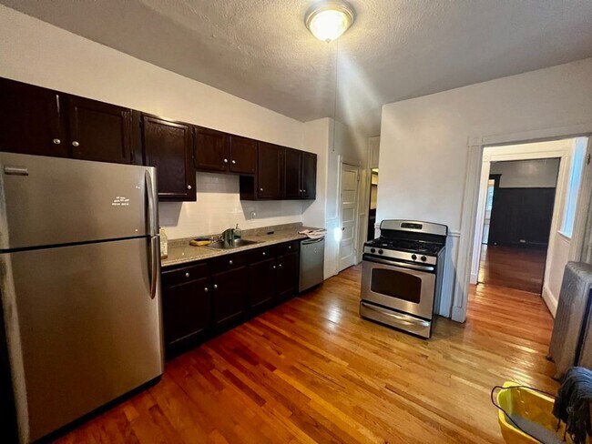 Building Photo - 3Br/1Bth, Available Sep. 1, 2026. Great location!  H/HW included! Laundry in building.