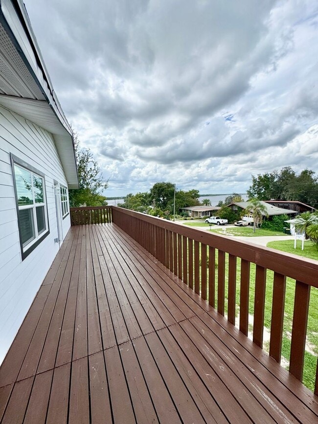 Building Photo - Beautifully Renovated 2-Bed/1-Bath Upstair...