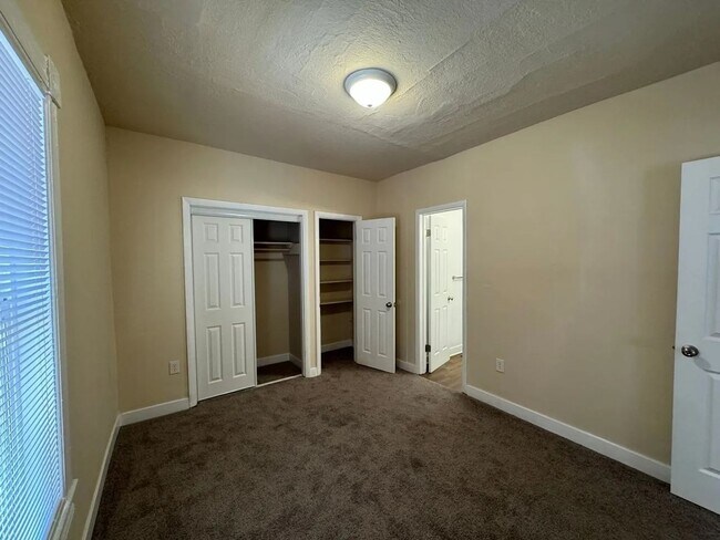 Building Photo - 910 Sahwatch St