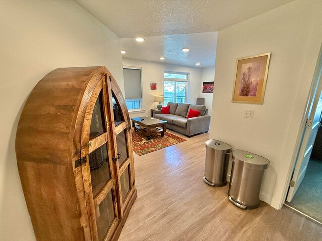 Building Photo - 385 S 400 E