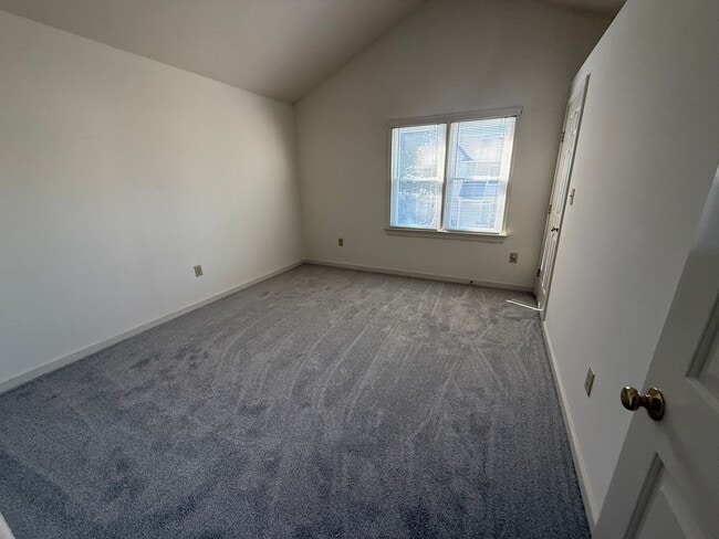 Building Photo - 4 Bedroom Townhouse Near Chesterfield Cour...