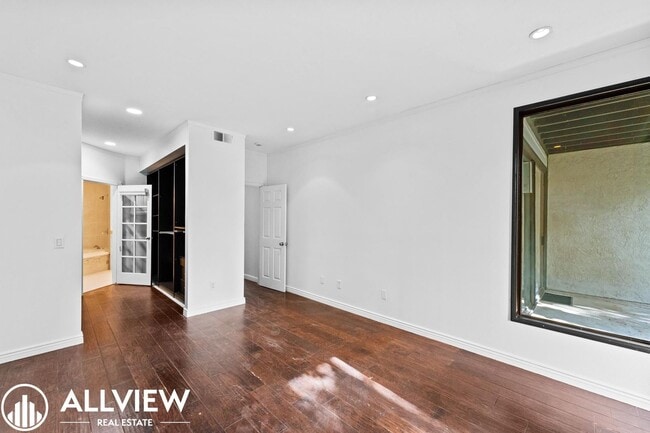 Building Photo - Beautifully Renovated 2-Bed, 2-Bath Home in a Gated Community!