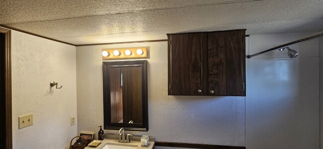 Building Photo - 7 Bert Rd