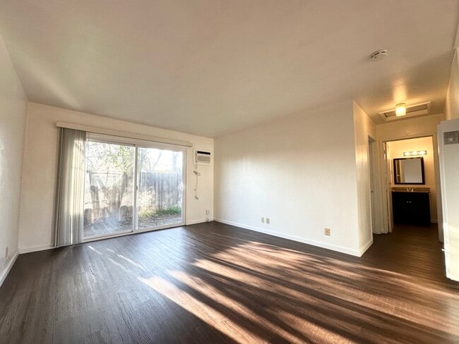 Building Photo - Charming cottage style unit located in Sacramento!