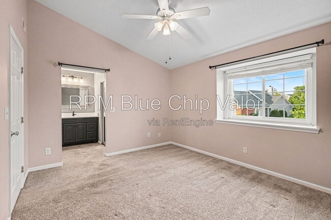 Building Photo - 5290 Bay Pointe Dr