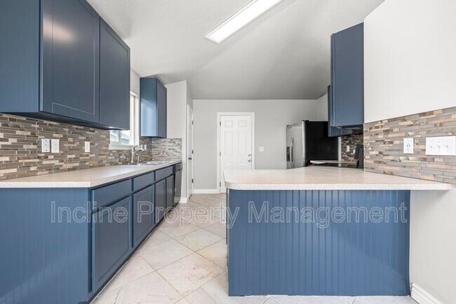 Building Photo - 4016 S Sunrise Dr