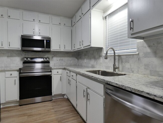 Building Photo - 610 Golfview Dr