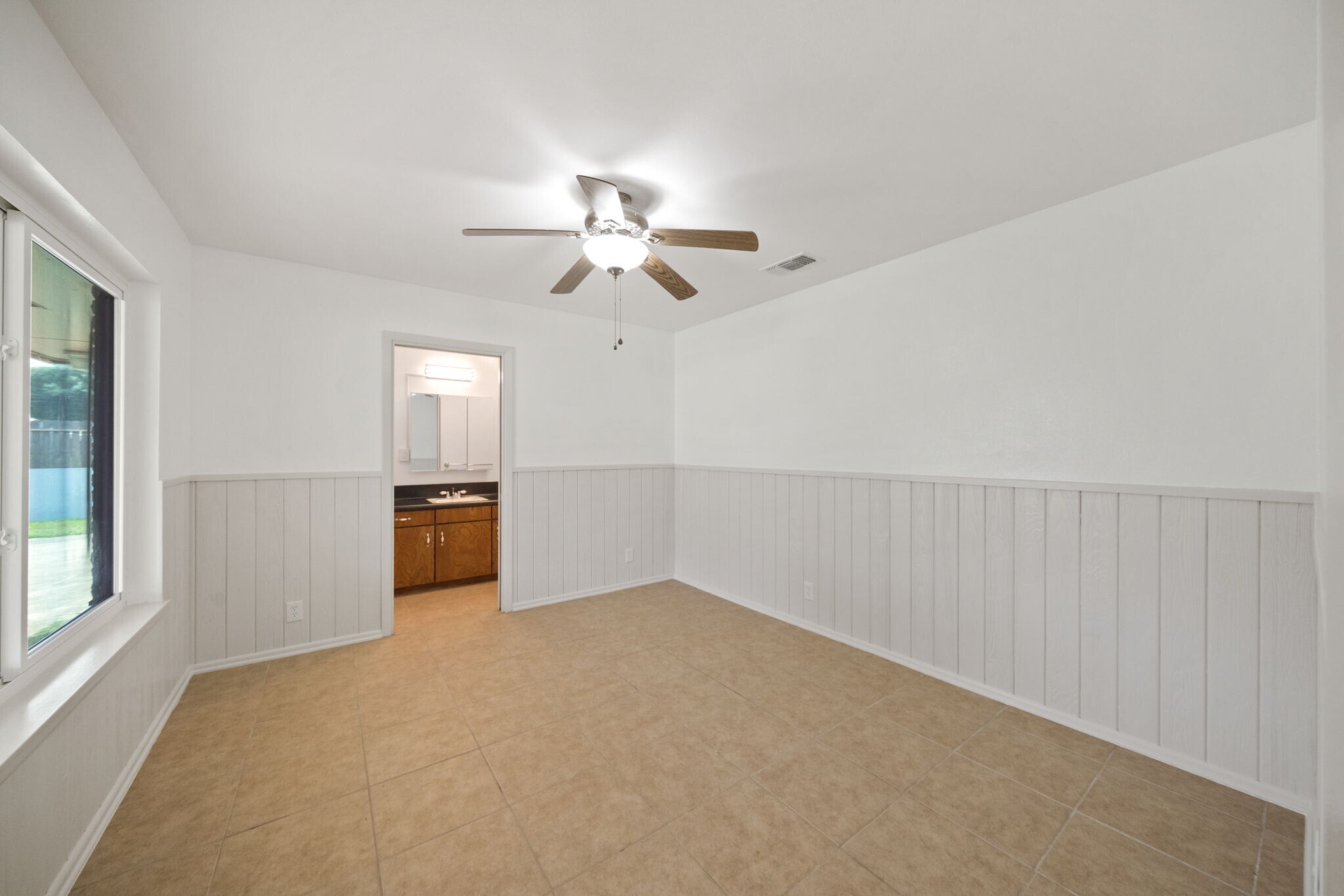 Building Photo - 8390 N Verde Dr