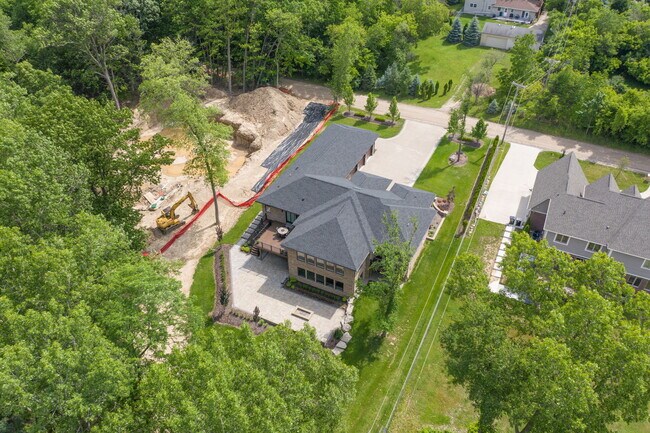 Building Photo - 2322 Cherrylawn Ave