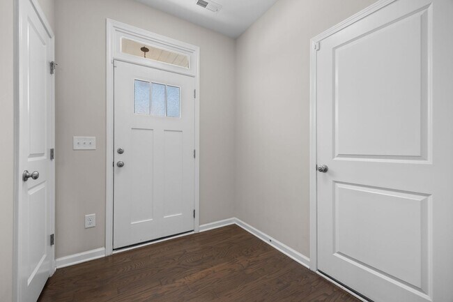 Building Photo - Gorgeous and Spacious 3 Bedroom Townhome, ...
