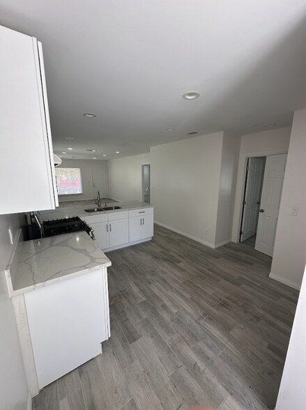 Building Photo - 4064 E 60th St