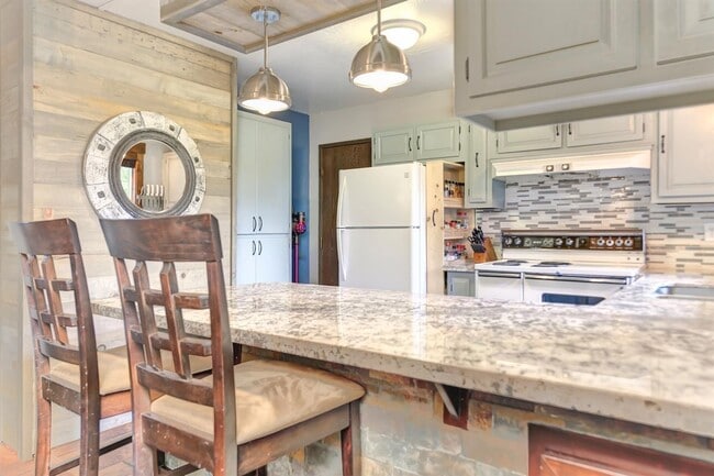 Building Photo - 2 Bedroom Home Tucked away in the Sierras