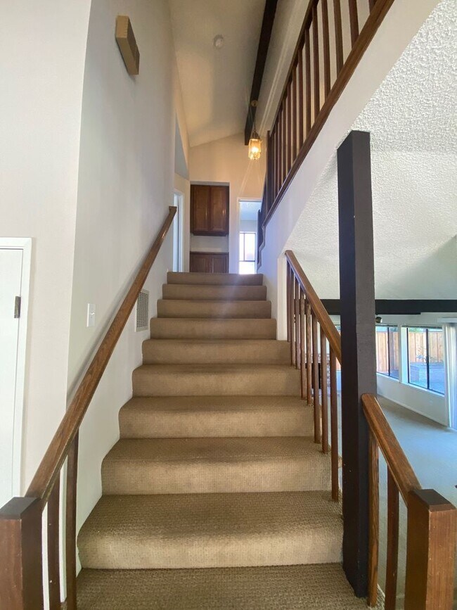 Building Photo - Large 4 Bedroom / 2.5 Bath House in Foster...